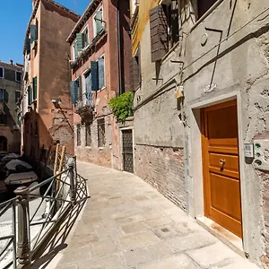 Appartement Querini Suite-balcony On Canal, Close To San Marco, Venise